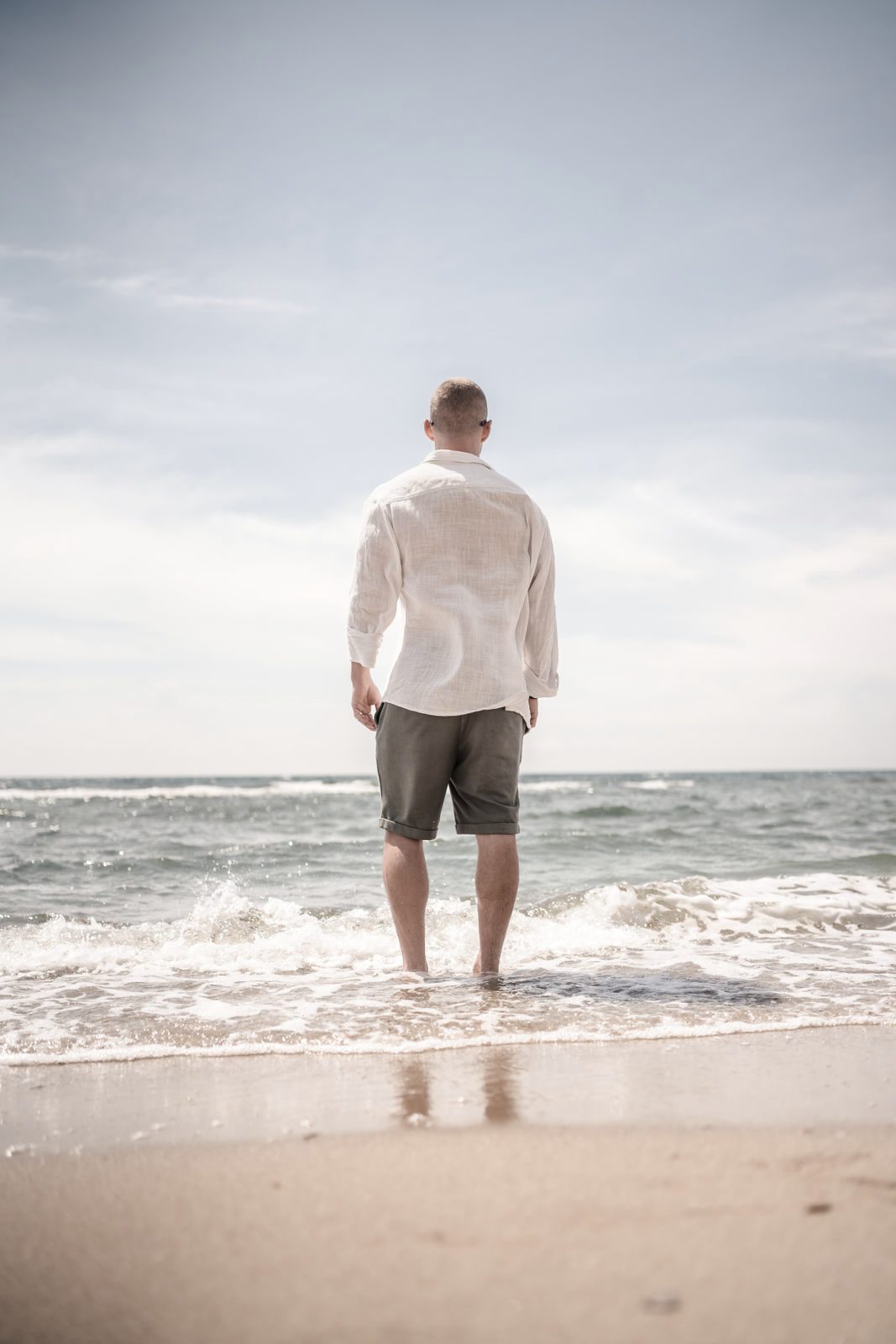 Patrick am Meer, nachdenklich