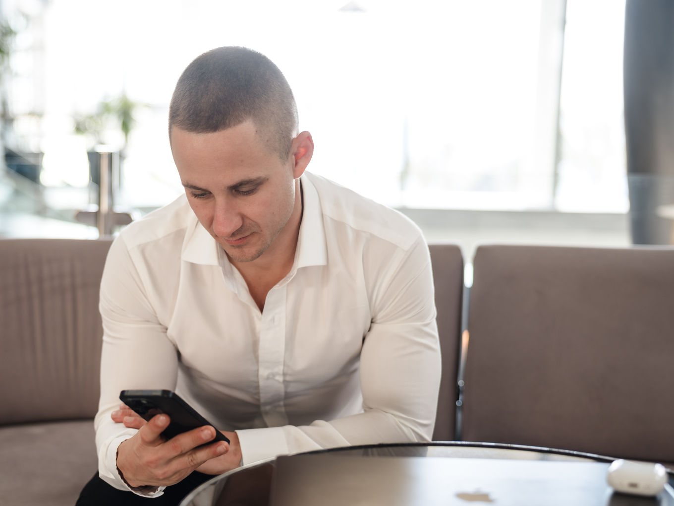 Patrick Steinhofer schaut auf sein Handy